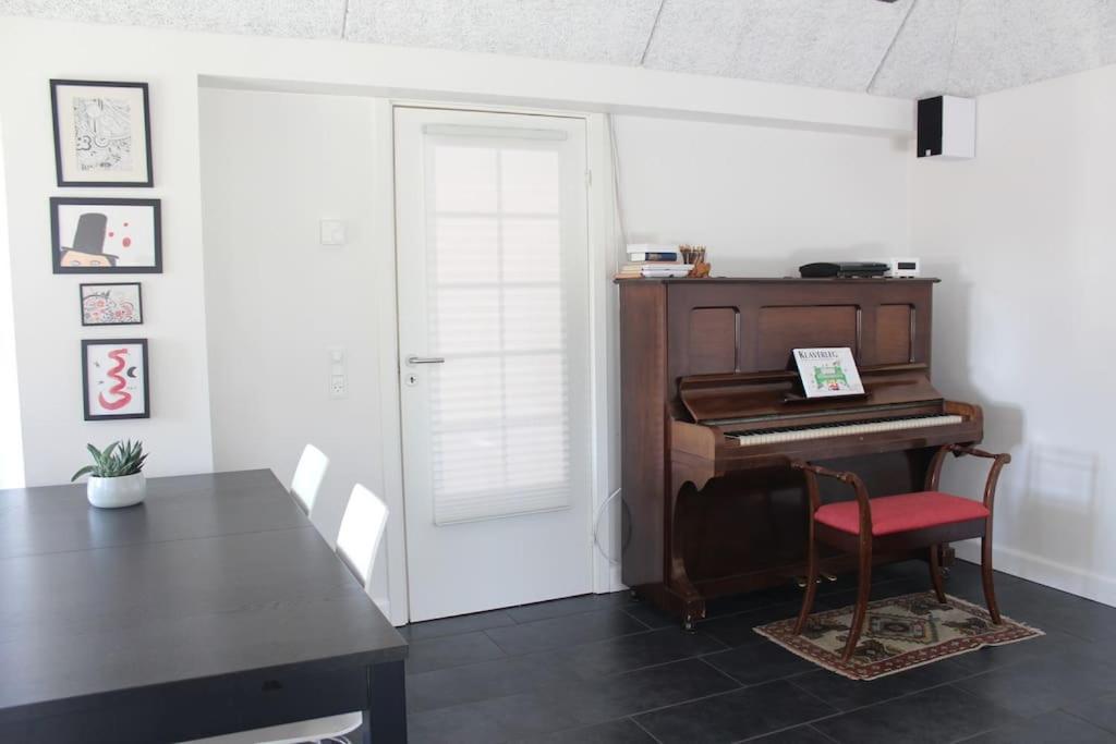 Large Modern Family Room - “Arnely” Tommerup Exteriör bild