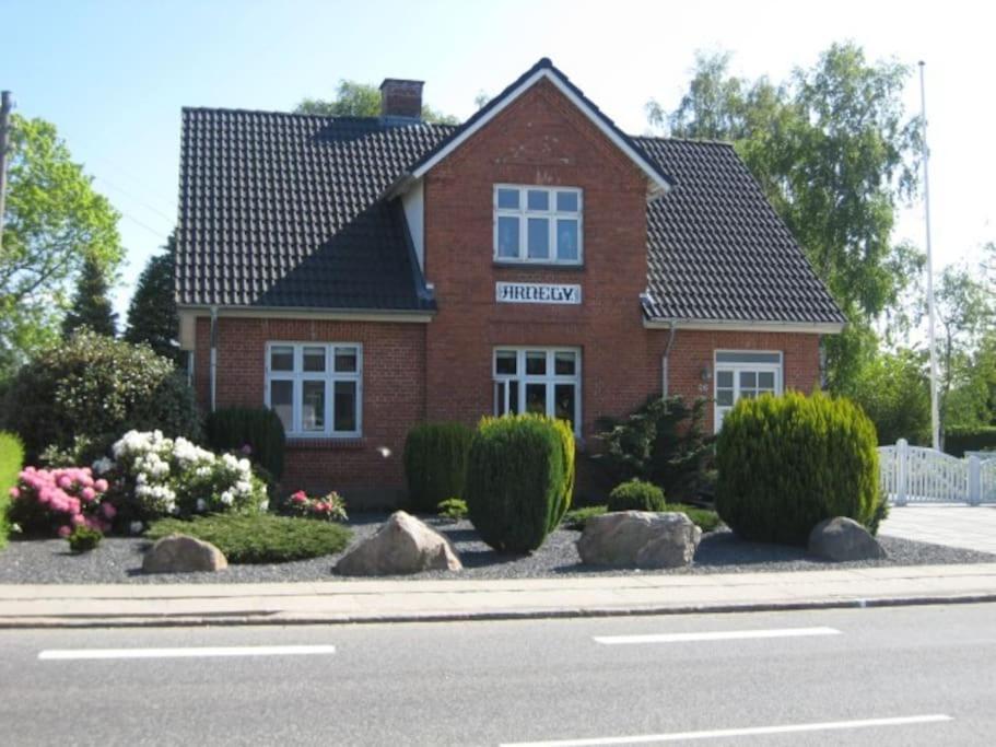 Large Modern Family Room - “Arnely” Tommerup Exteriör bild